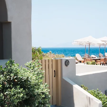 Colombos Beachfront 5* Foinikia (Santorini)