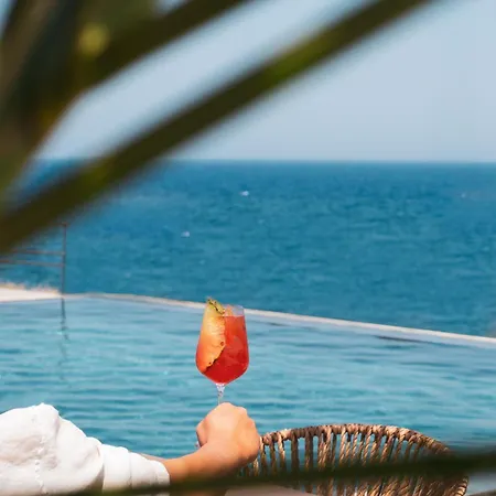 Colombos Beachfront מלון Foinikiá