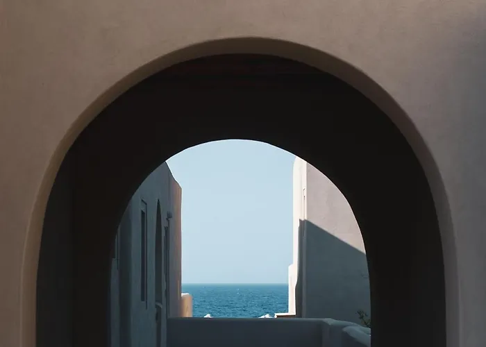 Colombos Beachfront 5* Foinikiá