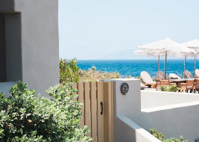 Colombos Beachfront 5* Foinikiá