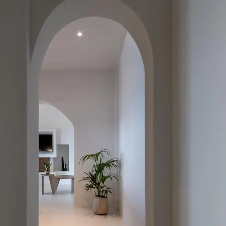 Colombos Beachfront מלון Foinikiá