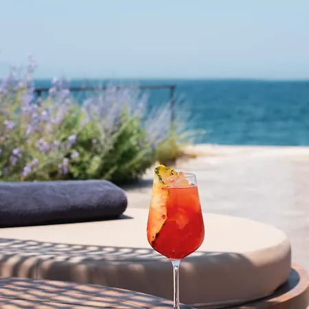 Colombos Beachfront מלון Foinikiá