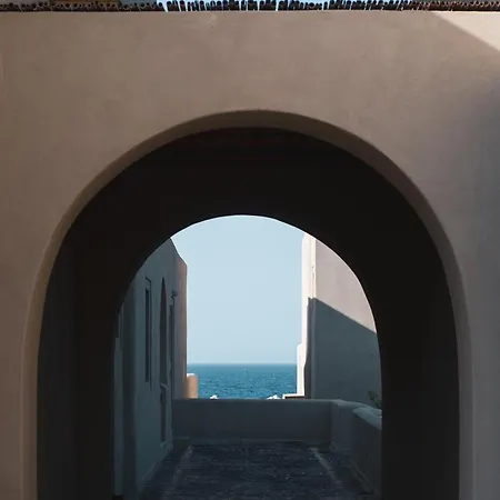 Colombos Beachfront 5* Foinikiá