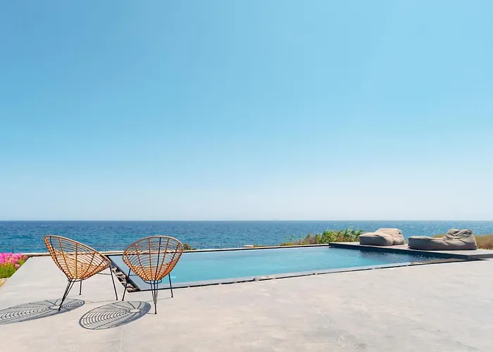 Colombos Beachfront Hotel Foinikiá